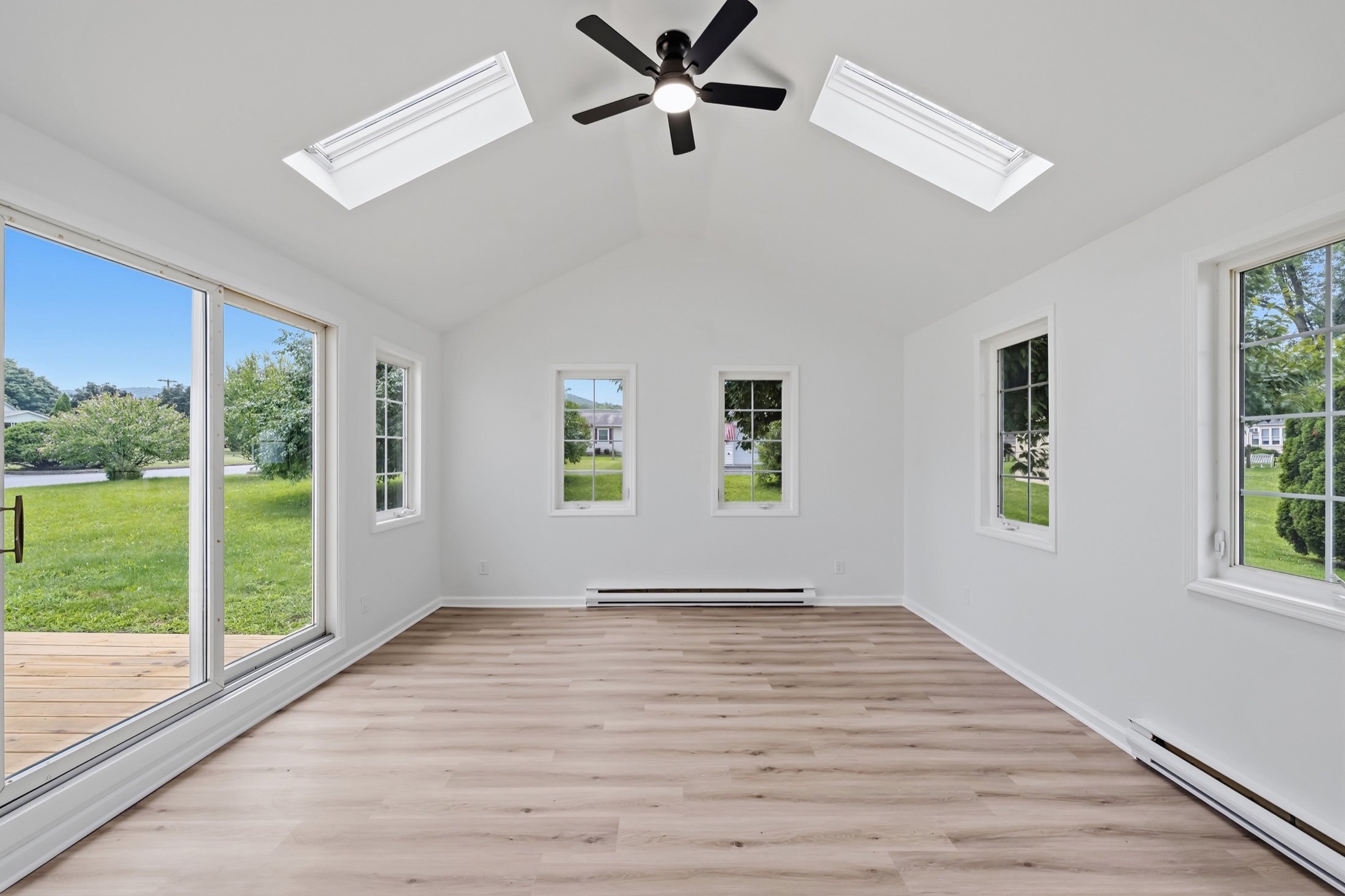 Bright everyday listing room with skylights, large windows and an open layout